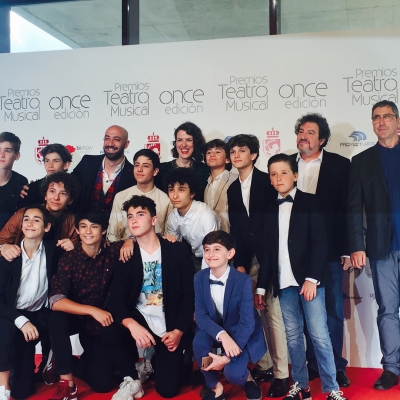 Posado de Billy Elliot en la alfombra roja. Foto: @billyelliotelmusical